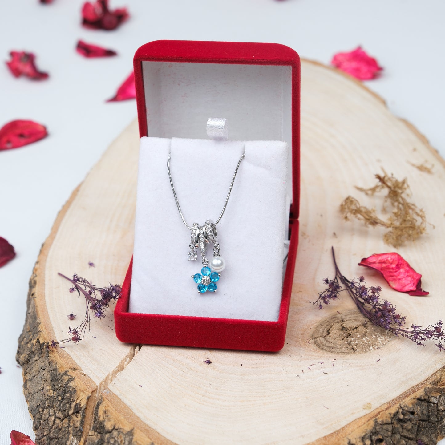 Papatya Ve İnci Taşlı Charmlı Kolye