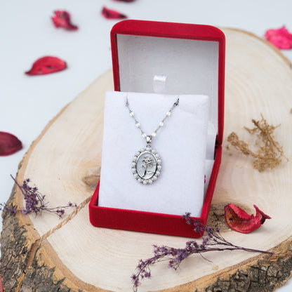 Altın Kaplama İnci Detaylı Güllü Kolye