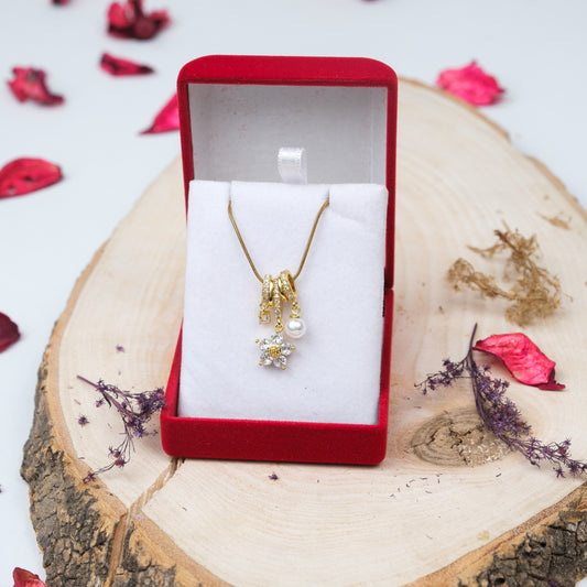 Papatya Ve İnci Taşlı Charmlı Kolye