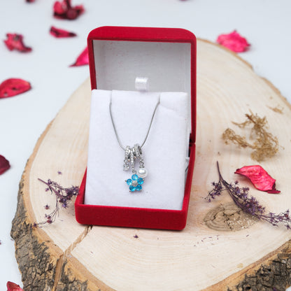 Papatya Ve İnci Taşlı Charmlı Kolye