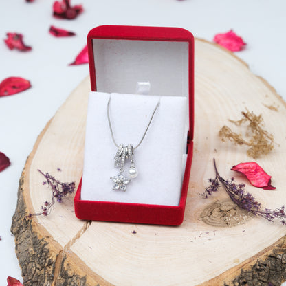 Papatya Ve İnci Taşlı Charmlı Kolye