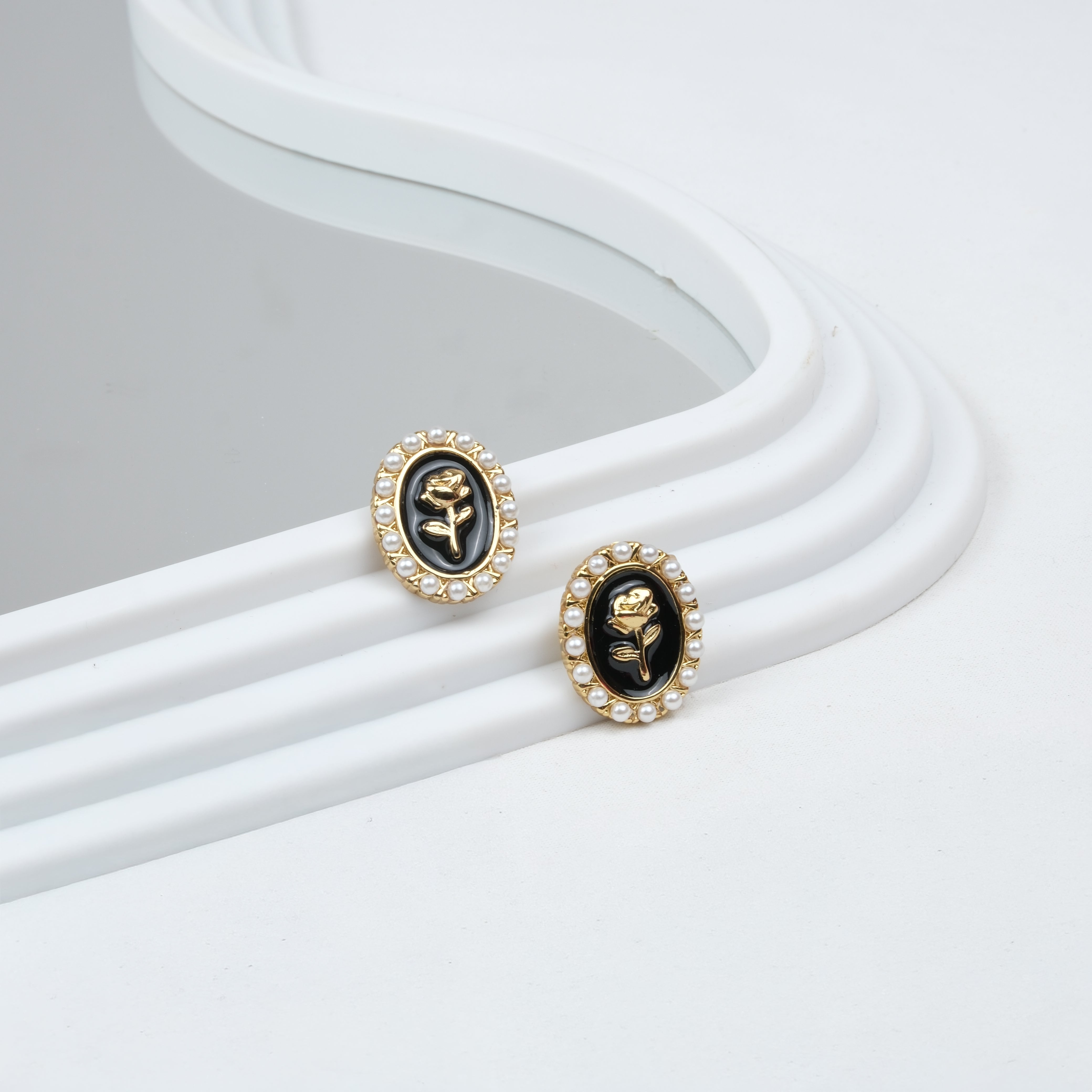 Altın Kaplama Gül Detaylı Küpe