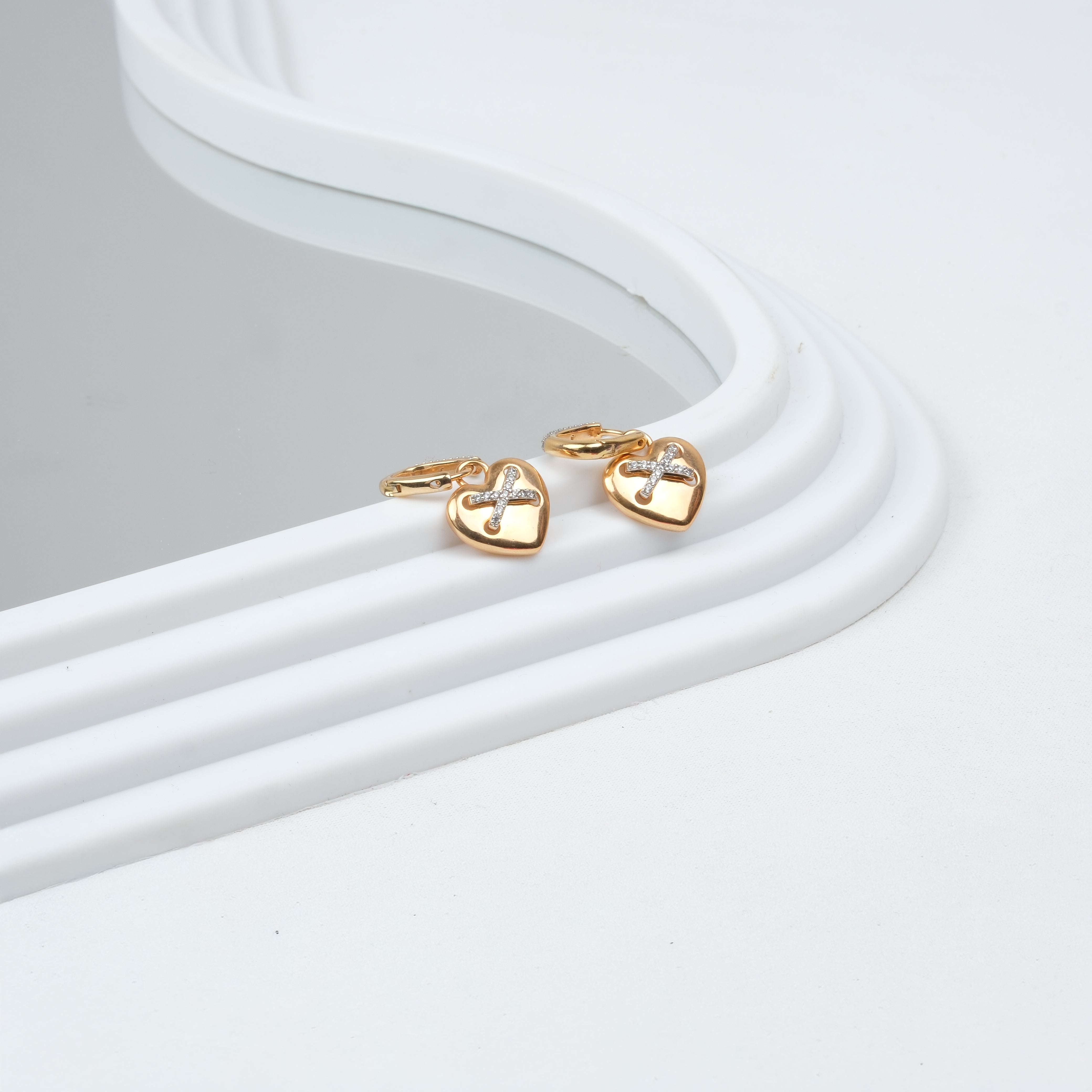 Altın Kaplama Taşlı Kalp Detay Küpe